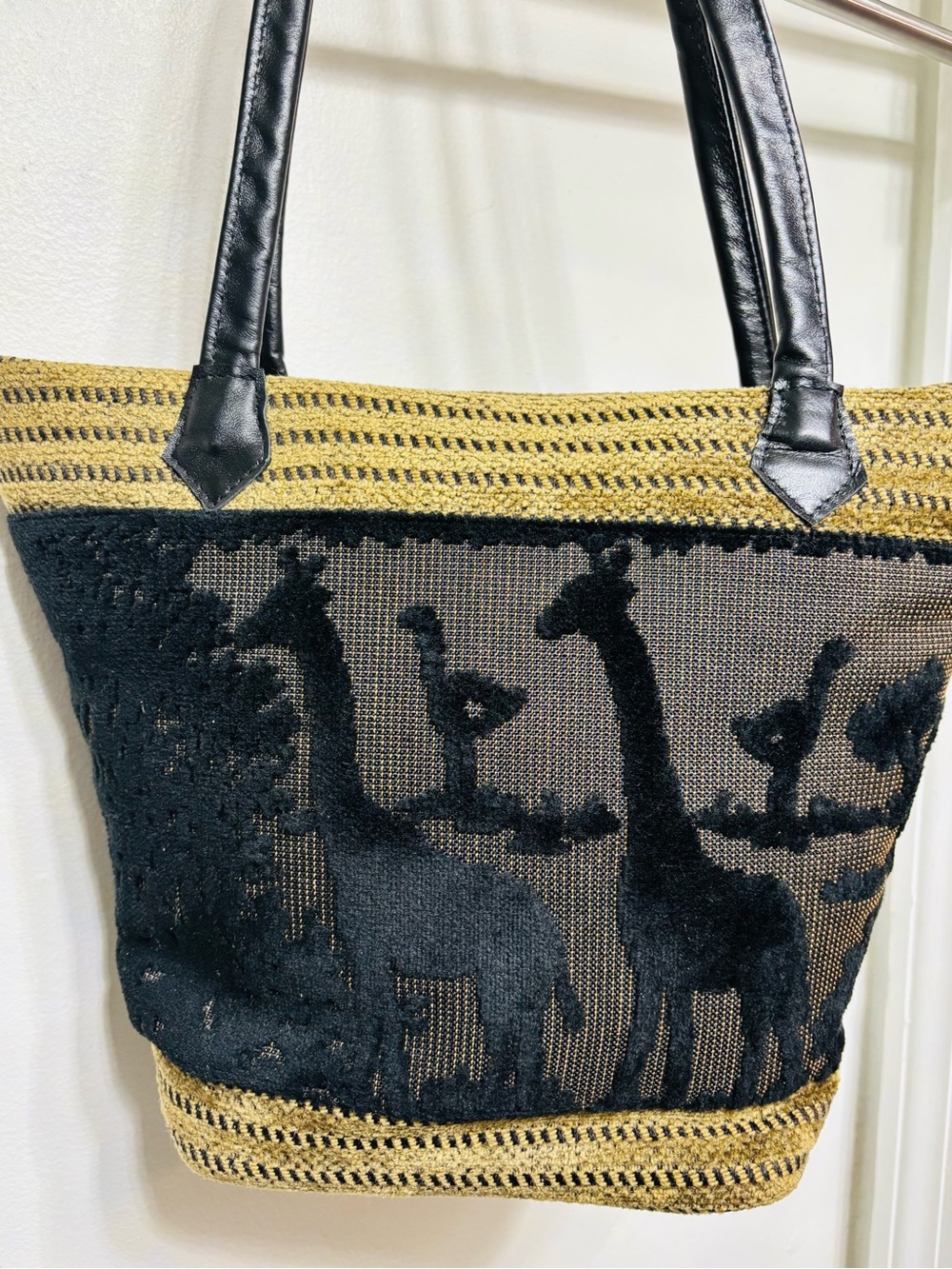 Black & Gold Crochet Giraffe Tote Bag - Women - Picture 3 of 9